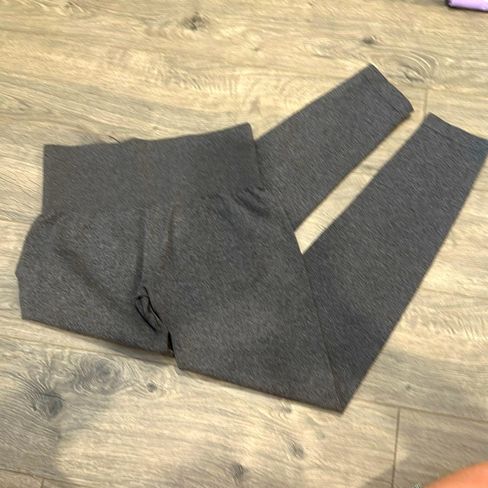 NVGTN Lightweight leggings with butt accentors 🩶🩶🩶
